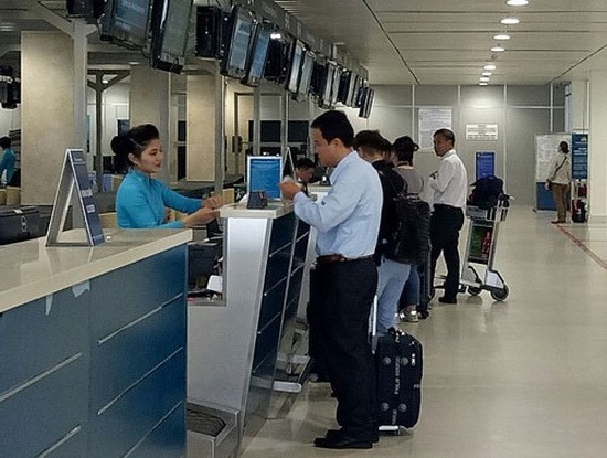 乘客在新山一機場辦理登機手續。