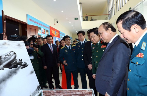 阮春福總理參觀空軍防空軍種的展覽活動。（圖源：越通社）