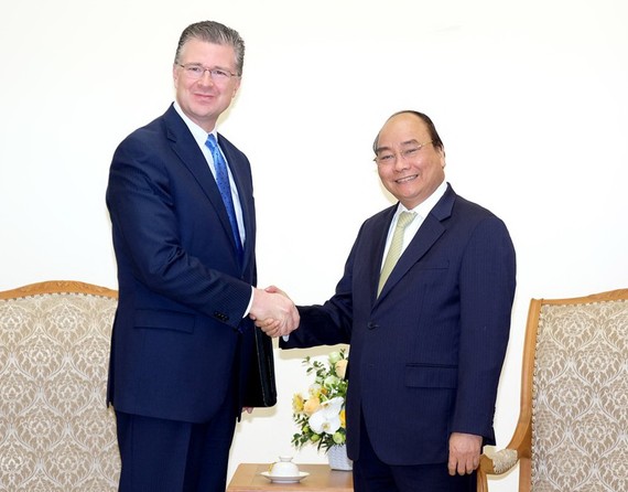 政府總理阮春福(右)接見前來越南履新的美國大使丹尼爾‧克里滕布林克。（圖源：光孝）