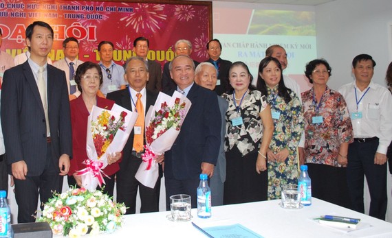 市各友好組織聯合會主席黃明善（左四）和中國駐本市副總領事郝志剛（左一）與新屆執委會合照。