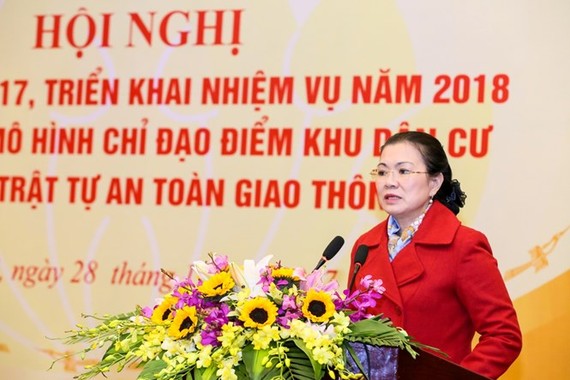 越南祖國陣線中央委員會副主席張氏玉映在會議上發表講話。（圖源：光榮）