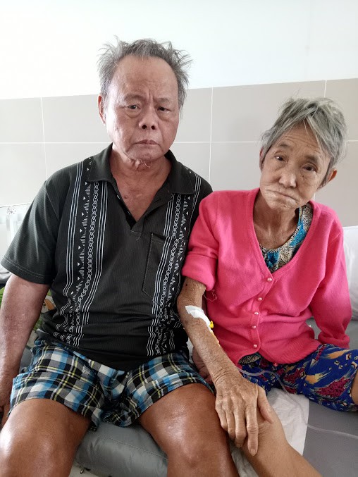 黃順華在醫院陪伴妻子。