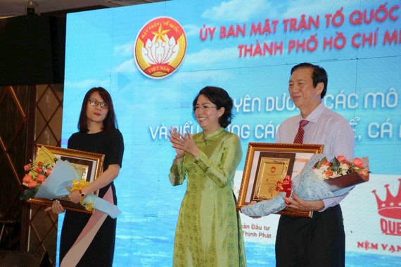 市祖國陣線委員會主席蘇氏碧珠(中)向萬盛發集團及萬成乳膠床墊公司頒贈獎狀。