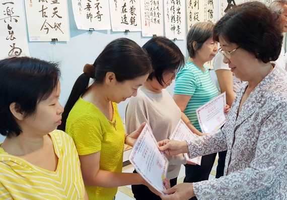 市各少數民族文學藝術協會主席劉金華向學員頒發結業證書。