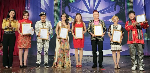 第六郡文化中化主任阮玉桂芳向歌手們頒發感謝狀。