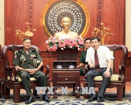市委內政處主任陳世琉(右)接見柬埔寨皇家軍隊軍事特區副司令Mon Sopheap中將。（圖源：越通社）