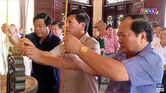 永隆省領導在部長會議主席范雄紀念館上香緬懷。（圖源：永隆電視台視頻截圖）