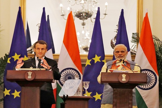 印度總理莫迪（右）和法國總統馬克龍共同出席簽約儀式。（圖源：路透社）