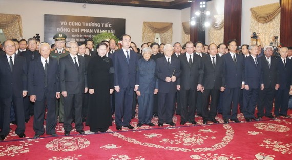 黨中央執行委員會代表團弔唁原政府總理潘文凱。（圖源：智勇）