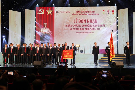 政府總理阮春福代表黨、國家領導向越南農業與農村發展銀行頒授一等勞動勳章。（圖源：AgriBank）