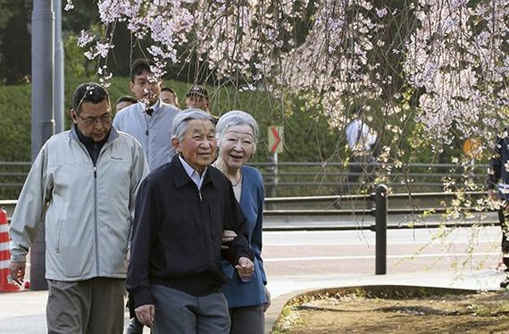 日本政府3日召開內閣會議，正式批准了天皇退位和皇太子即位相關儀式的基本方針。圖為日本明仁天皇偕美智子出門散步，觀賞櫻花享受春日好時光。（圖源：互聯網）