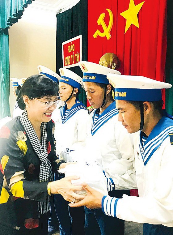 市人民議會主席阮氏決心贈送禮物給戰士。