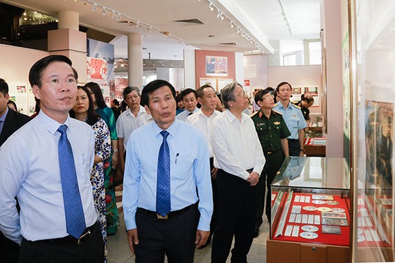 中央宣教部長武文賞(前左)與參會代表們一同參觀此次展覽。（圖源：順阮）