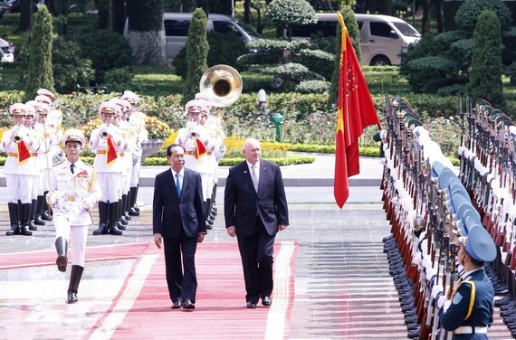 國家主席陳大光在主席府按國家元首儀式隆重迎接澳大利亞總督彼得‧柯茲葛洛夫偕夫人。（圖源：林慶）