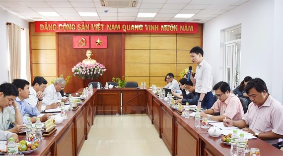 胡志明市人民議會經濟與預算處副主任高清平在監察會議上發言。（圖源：市黨部新聞網）