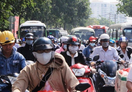 騎摩托車者使用耳機在本市各條街道是司空見慣的情況。