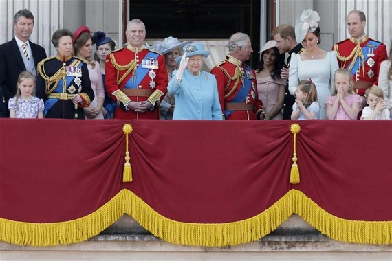 英女王（中）在白金漢宮陽台上向民眾揮手致意。（圖源：新華網）