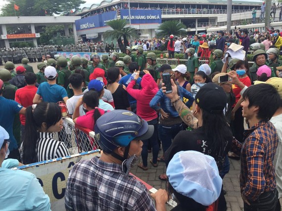 上千工人在寶元公司門前聚眾上街造成社會秩序混亂。（圖源：VTC）