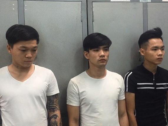 被扣押的3名歹徒阮黃明（左）、黎黃明（中）和段文德。（圖源：玄心）
