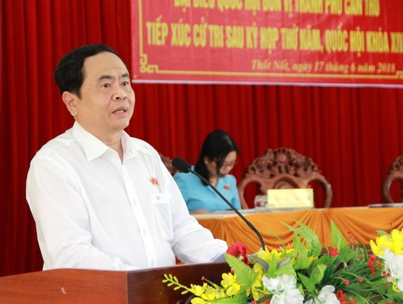 越南祖國陣線中央委員會主席陳清敏回答芹苴市禿碌郡選民的詢問。