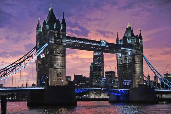 倫敦獲評全球人才最嚮往工作地點。圖為倫敦塔橋夜景一瞥。（示意圖源：互聯網）