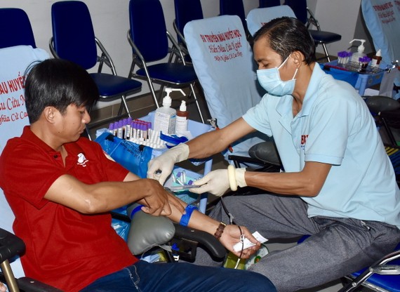 青年參加捐血活動。
