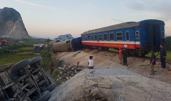 今年5月份在清化省靖嘉縣長林鄉附近發生的一起嚴重鐵路事故，造成2人死亡。（圖源：俊河）