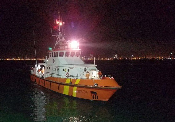 SAR 274救援船趕往海上出事地點並將遇險船員送上岸救治。（圖源：越通社）