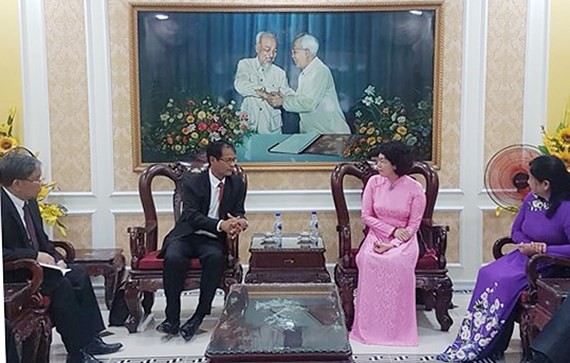 市越南祖國陣線委員會主席蘇氏碧珠（右二）接見占巴塞省老撾建國陣線委員會代表團。