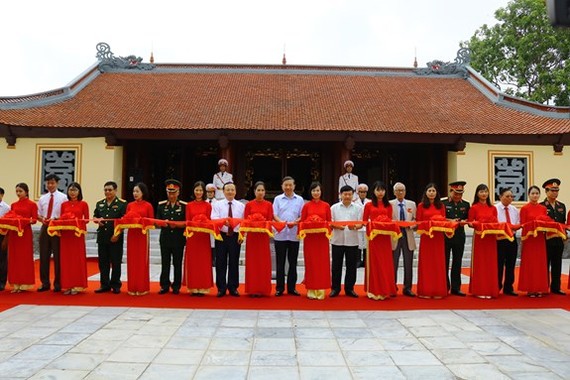 公安部長蘇霖（中）同與會代表出席阮平中將紀念館落成剪綵儀式。
