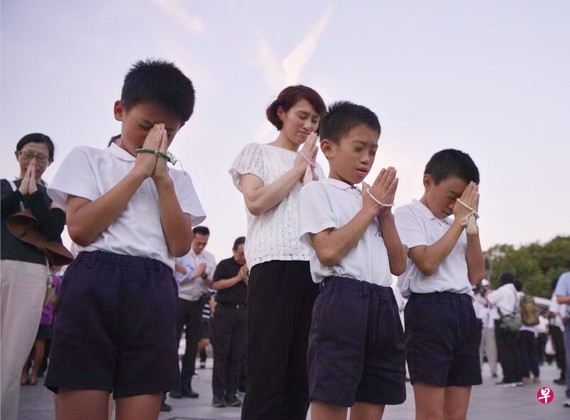 廣島市學童在和平紀念儀式上雙手合十，為原子彈爆炸的死難者誠心禱告。 （圖源：路透社）