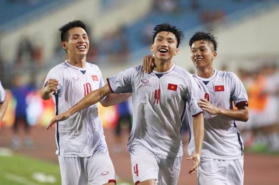 越南隊後衛文厚（中）與隊友慶祝進球。（圖源：互聯網）