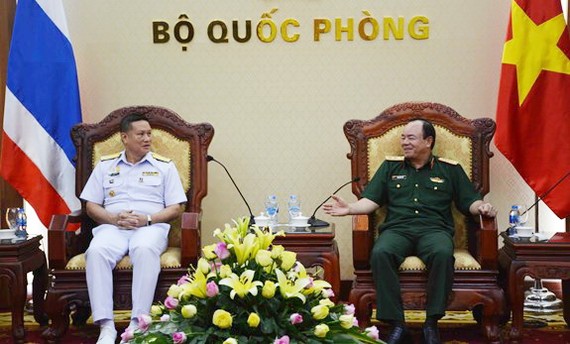越南人民軍副總參謀長范玉明上將（右）接見泰國皇家海軍水達局局長、韋奈‧曼納帕海軍上將。（圖源：芳玲）