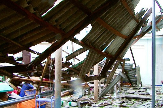 平順省富貴島縣的一間住房遭旋風吹襲掀頂倒塌。（圖源：斯兄）