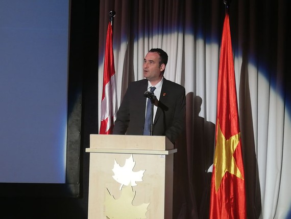 加拿大駐胡志明市總領事凱爾•努納斯（Kyle Nunas）在紀念儀式上發言。（圖源：寶珠）