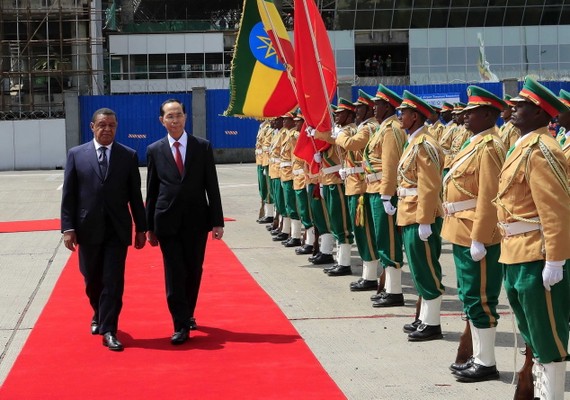 埃塞俄比亞總統穆拉圖‧ 特肖梅和國家主席陳大光檢 閱儀仗隊。（圖源：顏創）