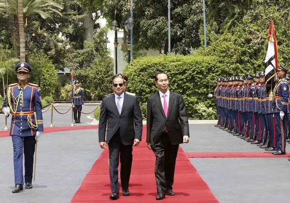 埃及總統塞西與國家主席陳大光檢閱儀仗隊。（圖源：越通社）