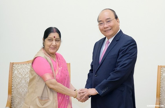 政府總理阮春福（右）接見印度外交部長蘇斯馬‧斯瓦拉吉。（圖源：光孝）