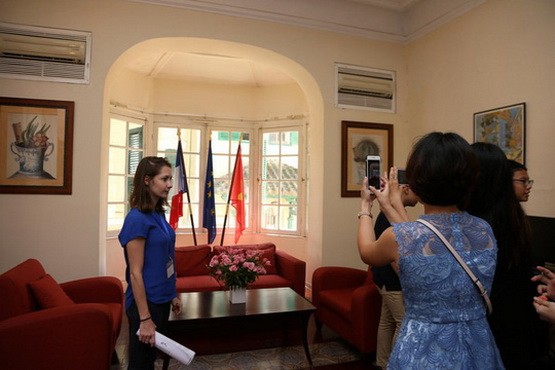 民眾在參觀拍照法國駐河內大使館室內所收藏的珍貴藝術品。（圖源：吳絨）