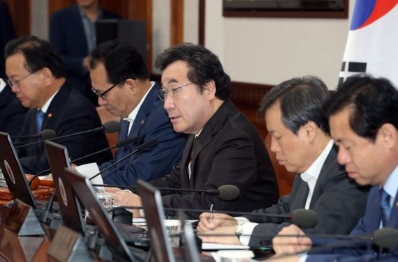 10月2日，在中央政府首爾辦公樓，韓國國務總理李洛淵（中）主持召開國務會議。（圖源：韓聯社）