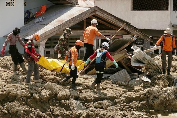 10月10日，在印度尼西亞中蘇拉威西省帕盧市希吉縣，救援人員運送遇難者遺體。當日，印尼抗災署發言人蘇托波稱，中蘇拉威西省9月28日發生的強烈地震及海嘯已造成2045人死亡。（圖源：新華網）