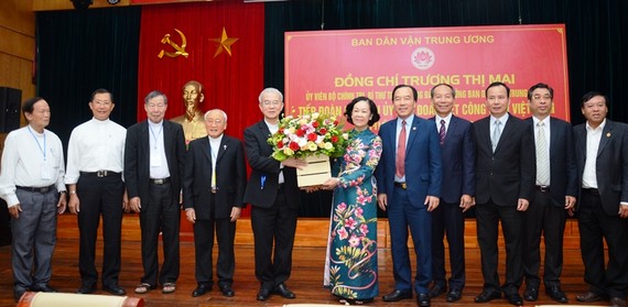 中央民運部長張氏梅（中）向越南天主教團結委員會代表團贈送鮮花表示祝賀。