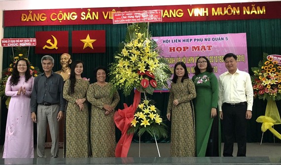 第五郡郡委、人委會及越南祖國陣線委會給婦聯會贈送花籃祝賀。