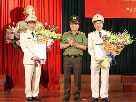 公安部副部長阮文成上將分別向范長江大校（左）和杜文宏大校（右）轉授公安部長簽發的調任《決定》。（圖源：寧家）