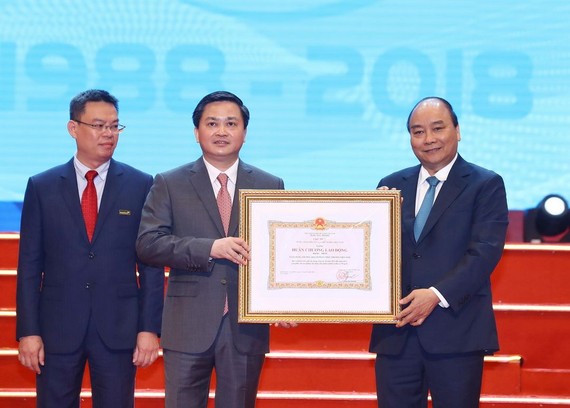 阮春福總理（右）向越南工商商業股份銀行頒授一等勞動勳章。（圖源：越通社）