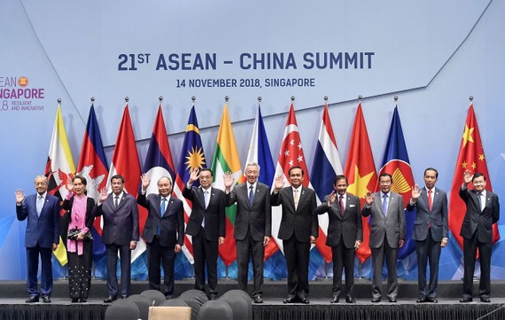 政府總理阮春福(左四)出席第二十一屆東盟-中國峰會。（圖源：越通社）
