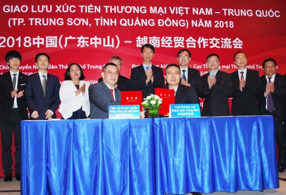 中山市商務局和越南香港商會簽訂招商引資合作意向書。
