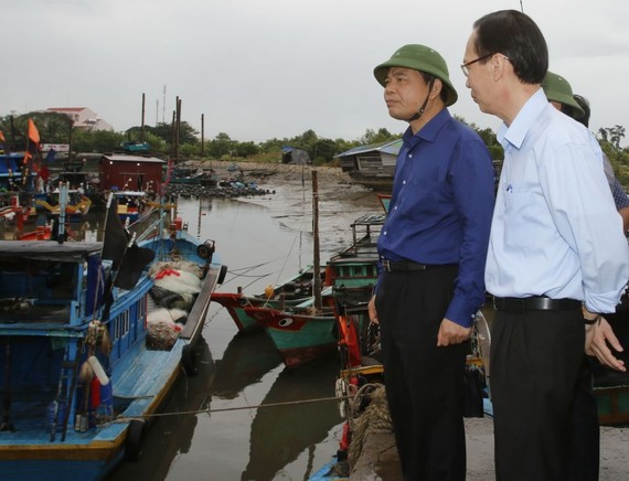 農業與農村發展部長阮春強(右二)視察本市防風工作。（圖源：越通社）