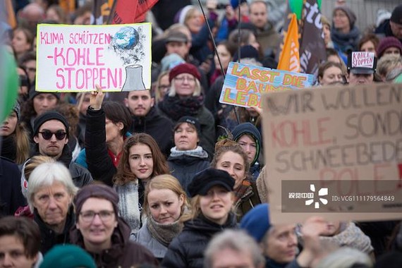 世界多地民眾遊行反氣候變化，呼籲“拯救我們的星球”。（圖源：互聯網）
