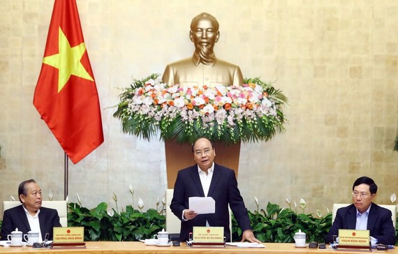 阮春福總理（中）在政府11月份例會上致詞。（圖源：越通社）